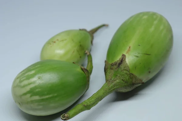 Свежий Сырой Нарезанный Зеленый Цвет Баклажан Brinjal Баклажан Изолированы Белом — стоковое фото