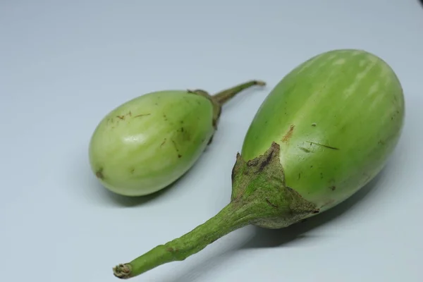 Fresh Raw Sliced Green Colour Berinjela Brinjal Berinjela Isolada Sobre — Fotografia de Stock