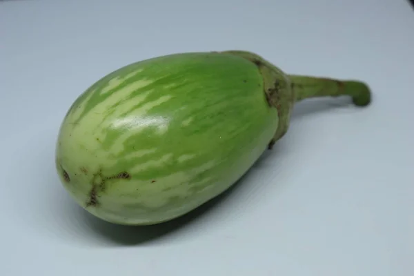 Taze Çiğ Dilimlenmiş Yeşil Renk Patlıcan Brinjal Veya Beyaz Arka — Stok fotoğraf