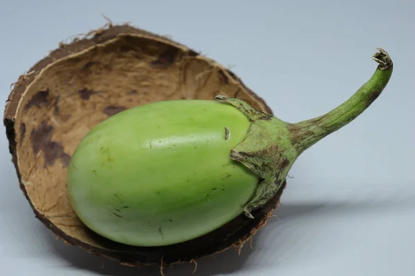 Свежий Сырой Нарезанный Зеленый Цвет Баклажан Brinjal Баклажан Изолированы Белом — стоковое фото