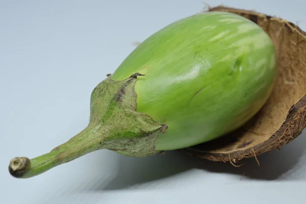 Свежий Сырой Нарезанный Зеленый Цвет Баклажан Brinjal Баклажан Изолированы Белом — стоковое фото