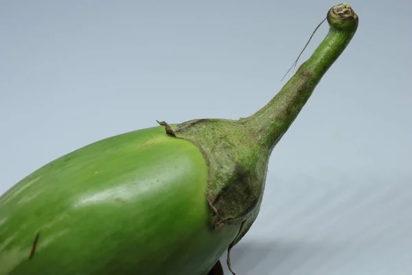Raw Sliced Green Color Eggplant Brinjal Eggplant 격리흰 — 스톡 사진
