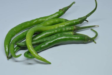 Beyaz arkaplanı olan yeşil kırmızı biber.