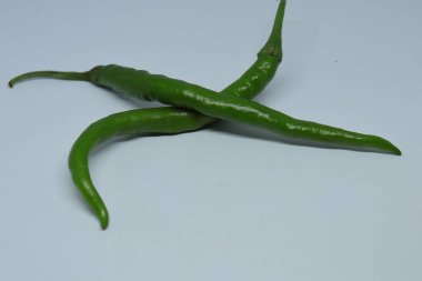 Beyaz arkaplanı olan yeşil kırmızı biber.