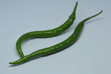 Beyaz arkaplanı olan yeşil kırmızı biber.