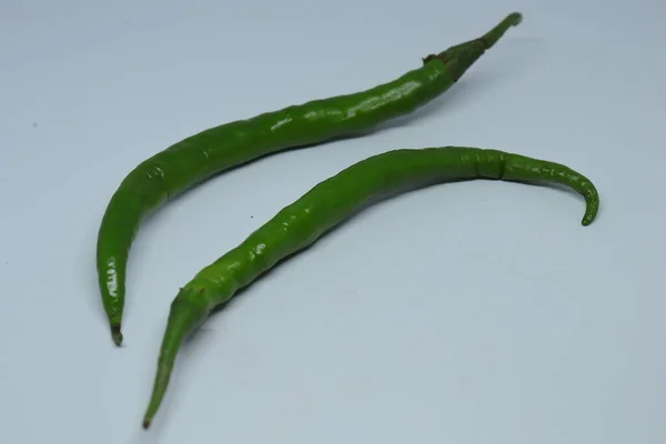 Groene Cayennepeper Met Een Witte Achtergrond — Stockfoto