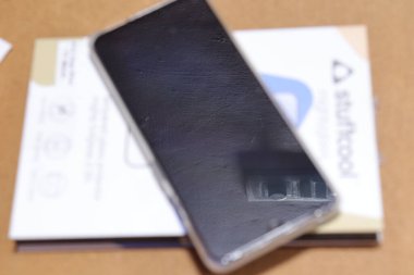 Siyah renkli akıllı telefon beyaz arkaplanda izole edildi