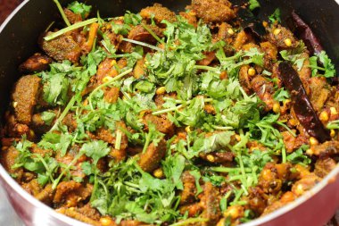 Dikenli su kabağı ya da beyaz arka planda köri.