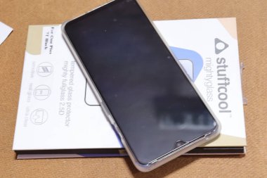 Siyah renkli akıllı telefon beyaz arkaplanda izole edildi