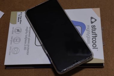 Siyah renkli akıllı telefon beyaz arkaplanda izole edildi