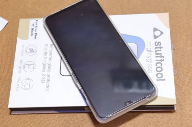 Siyah renkli akıllı telefon beyaz arkaplanda izole edildi