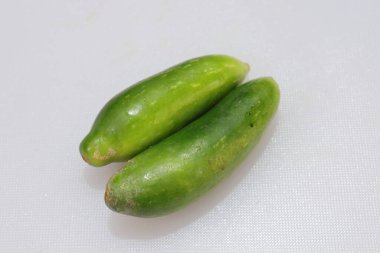 Beyaz arka planda çiğ yeşil Coccinia grandis veya Ivy kabağı