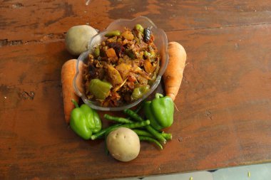 Ahşap arka planda karışık sebzeler