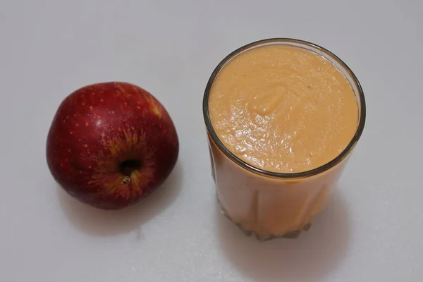 Jugo Manzana Roja Fresca Aislada Sobre Fondo Madera — Foto de Stock