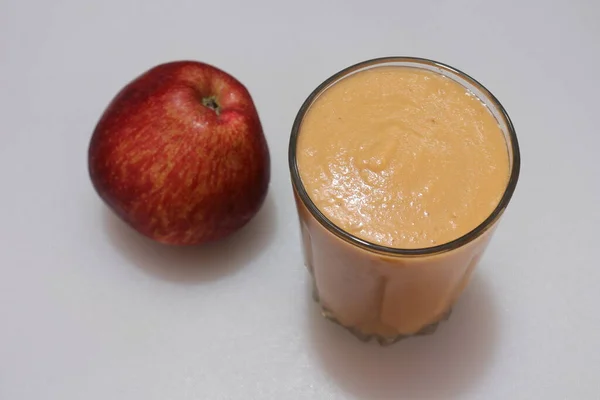 Jugo Manzana Roja Fresca Aislada Sobre Fondo Madera — Foto de Stock