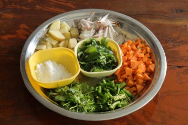 Ahşap arka planda karışık sebzeler