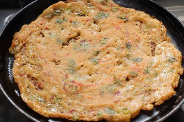 Beyaz arka planda geleneksel Güney Hindistan pirinç Dosası.