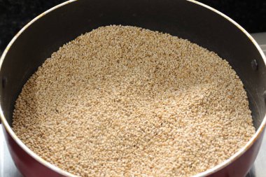 Beyaz arkaplan görünümünde izole susam tohumları