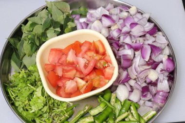 Ahşap arka planda karışık sebzeler