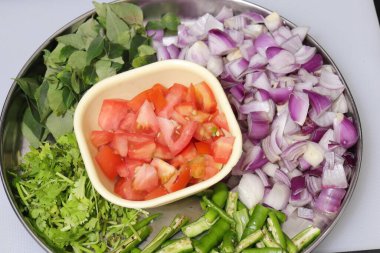 Ahşap arka planda karışık sebzeler