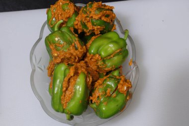 Beyaz arkaplanda izole edilmiş yeşil dolma biber ya da kapsiyum dilimi