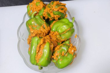 Beyaz arkaplanda izole edilmiş yeşil dolma biber ya da kapsiyum dilimi