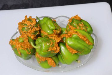 Beyaz arkaplanda izole edilmiş yeşil dolma biber ya da kapsiyum dilimi