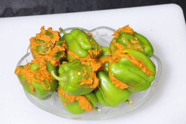 Beyaz arkaplanda izole edilmiş yeşil dolma biber ya da kapsiyum dilimi