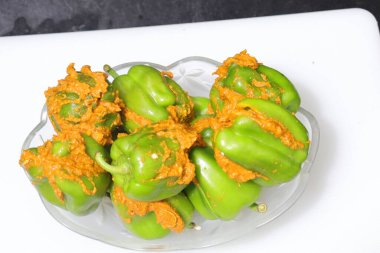 Beyaz arkaplanda izole edilmiş yeşil dolma biber ya da kapsiyum dilimi