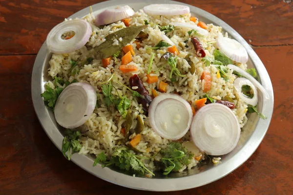 Ινδικό Biryani Λαχανικών Σερβίρεται Ένα Πιάτο Στο Φόντο Ξύλο — Φωτογραφία Αρχείου