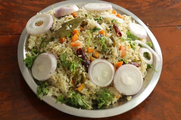 Biryani Vegetali Indiani Serviti Piatto Fondo Legno — Foto Stock