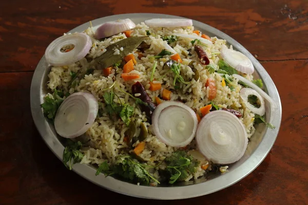 Ινδικό Biryani Λαχανικών Σερβίρεται Ένα Πιάτο Στο Φόντο Ξύλο — Φωτογραφία Αρχείου