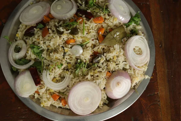 Biryani Vegetal Indio Servido Plato Sobre Fondo Madera —  Fotos de Stock