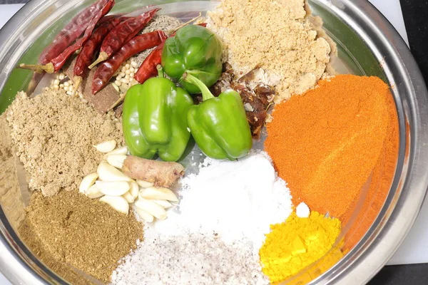 Scheibe Grüner Paprika Oder Paprika Isoliert Auf Weißem Hintergrund — Stockfoto