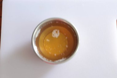 Beyaz arkaplanda ev yapımı ghee izole edilmiş