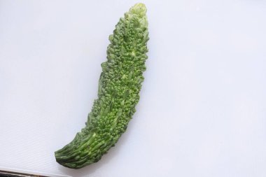 Beyaz arka planda taze organik kavun suyu