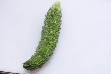 Beyaz arka planda taze organik kavun suyu