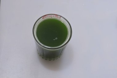 Beyaz arka planda taze organik kavun suyu