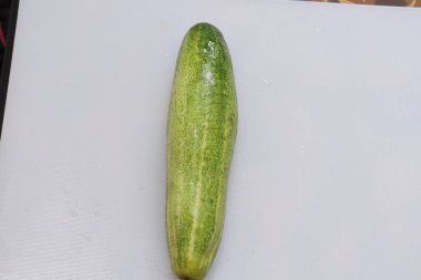 Beyaz arkaplanda izole edilmiş salatalık ve dilimler