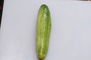 Beyaz arkaplanda izole edilmiş salatalık ve dilimler