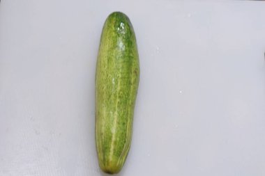 Beyaz arkaplanda izole edilmiş salatalık ve dilimler