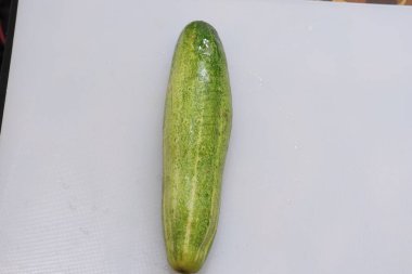 Beyaz arkaplanda izole edilmiş salatalık ve dilimler