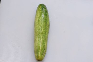 Beyaz arkaplanda izole edilmiş salatalık ve dilimler