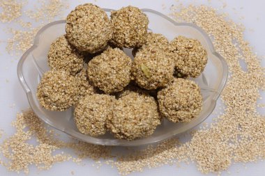 Hint festivali için Til Gul veya Sweet Susame Laddu beyaz arka plan üzerine Makar Sankranti