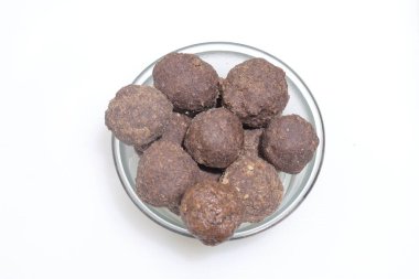 Nachni laddu ya da Ragi laddoo ya da beyaz arka planda parmak darı kullanarak yapılan toplar.