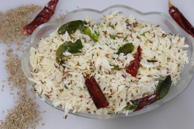 Kimyon ya da kimyon tohumları. Beyaz arkaplanda pirinç izole edilmiş.