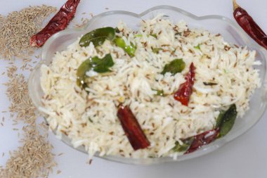 Kimyon ya da kimyon tohumları. Beyaz arkaplanda pirinç izole edilmiş.