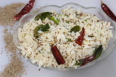 Kimyon ya da kimyon tohumları. Beyaz arkaplanda pirinç izole edilmiş.