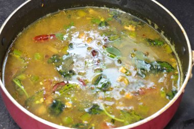 Güney Hindistan Rasam, Tamarind suyu baharat ve domatesle pişirilir.