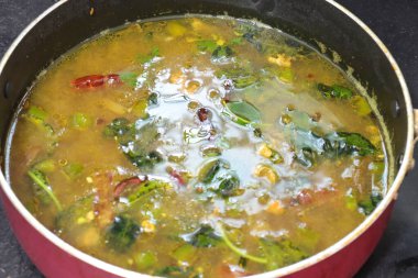 Güney Hindistan Rasam, Tamarind suyu baharat ve domatesle pişirilir.